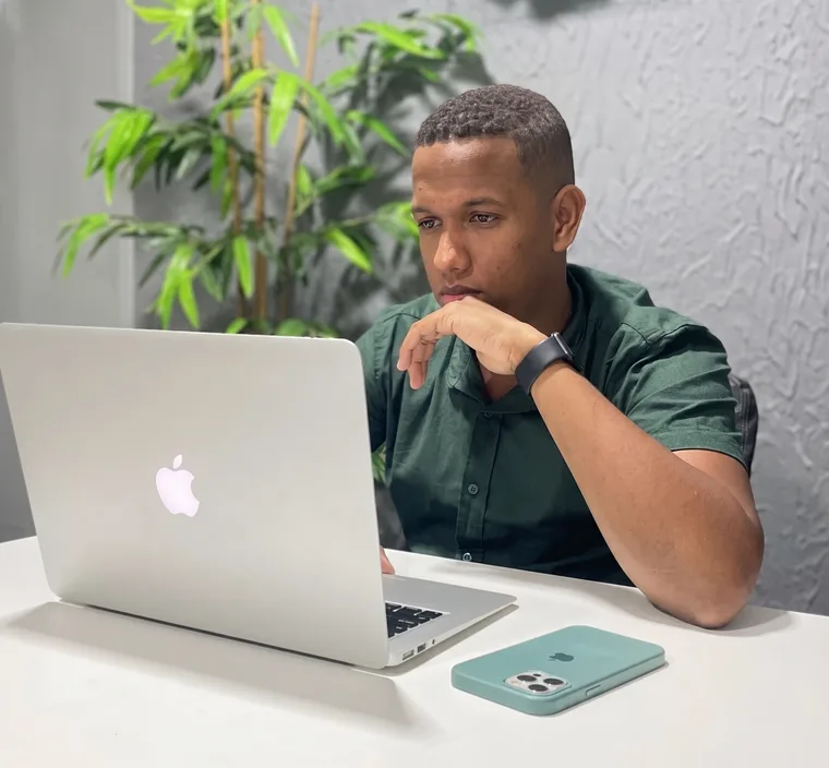 Computador e mesa de trabalho do escritório